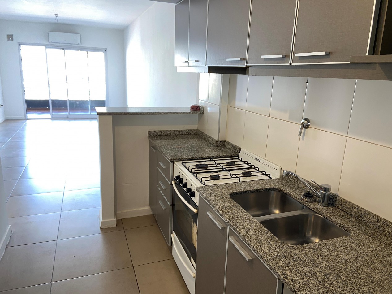 2 Ambientes c/balcon. Super luminoso con balcon corrido, vista abierta.