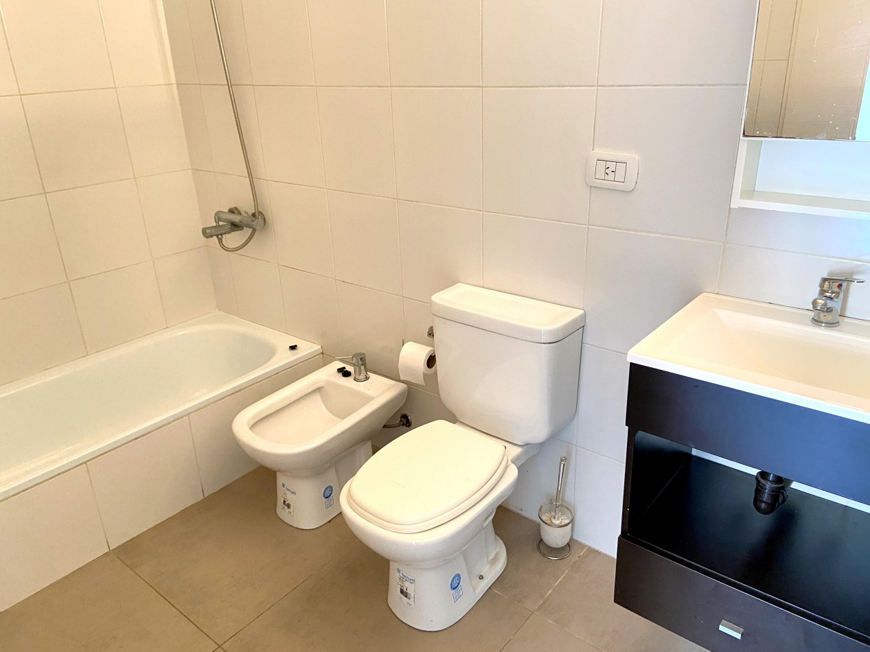 2 Ambientes c/balcon. Super luminoso con balcon corrido, vista abierta.