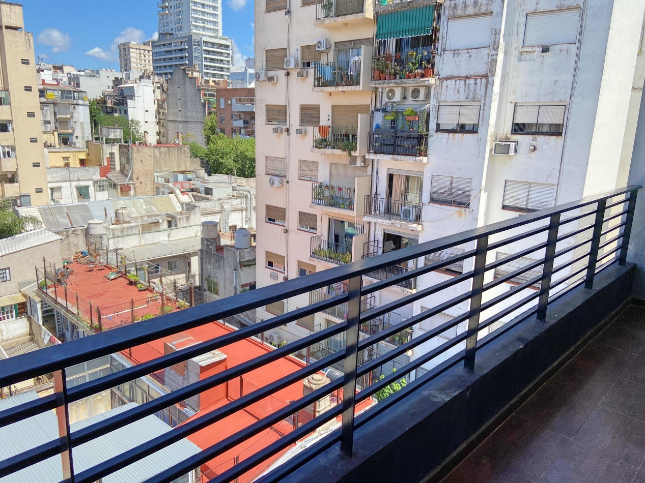 2 Ambientes c/balcon. Super luminoso con balcon corrido, vista abierta.
