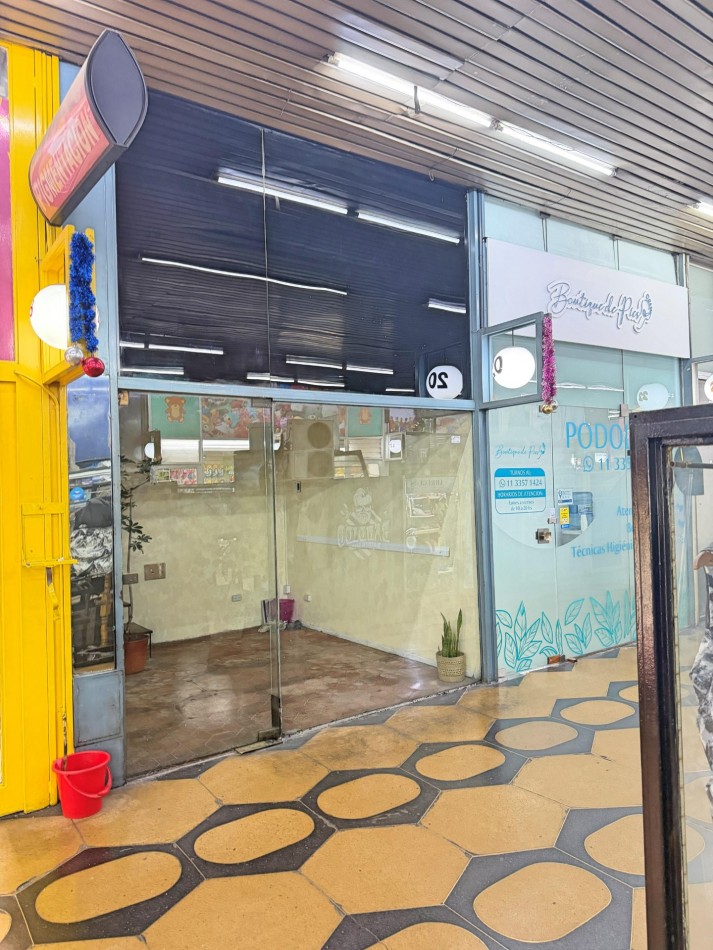 Alquilo Local Comercial 14m2 totales en PB.
