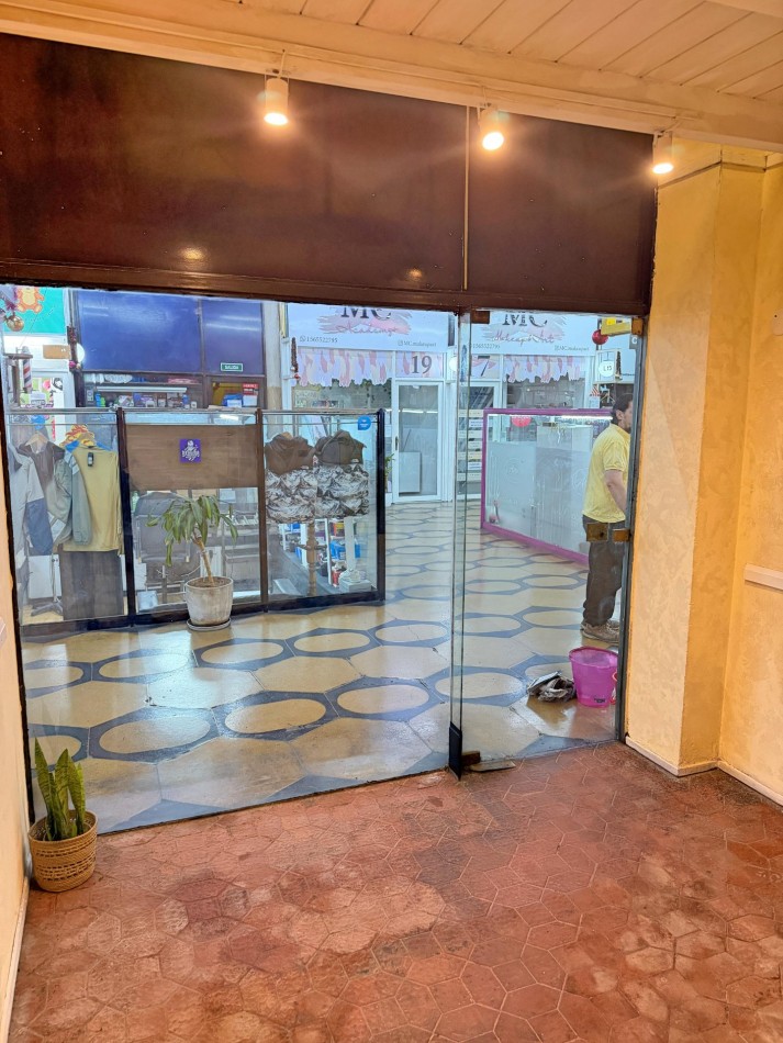 Alquilo Local Comercial 14m2 totales en PB.