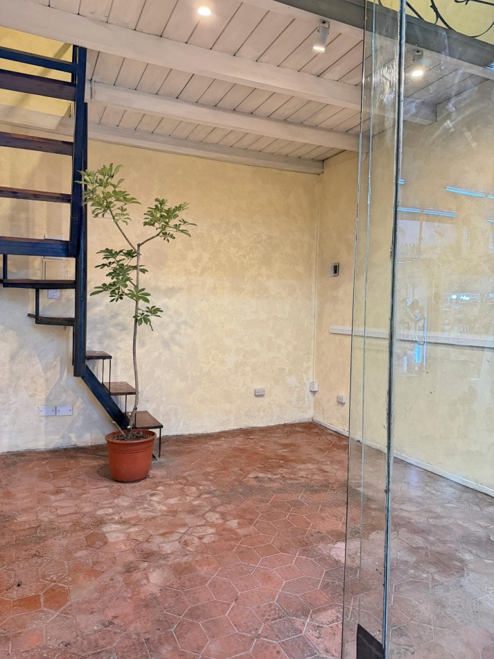 Alquilo Local Comercial 14m2 totales en PB.