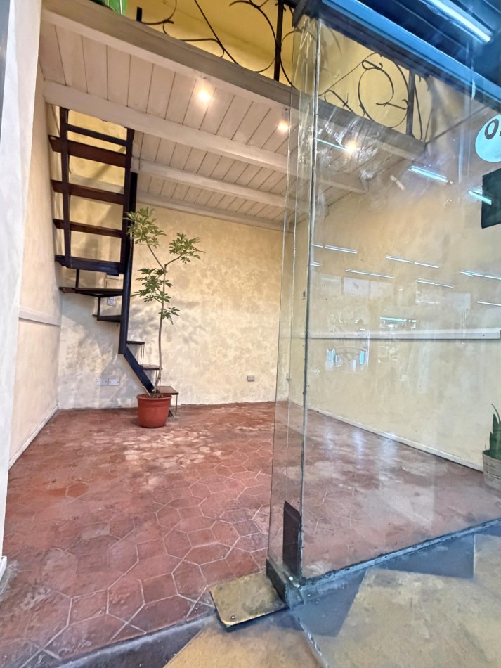 Alquilo Local Comercial 14m2 totales en PB.