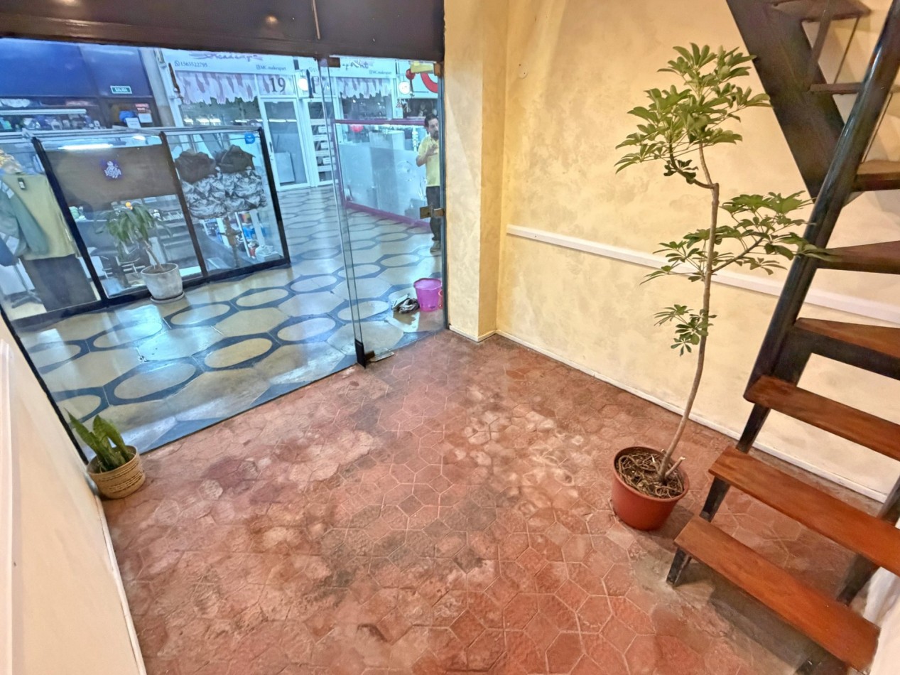 Alquilo Local Comercial 14m2 totales en PB.