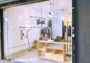 Local de 3 años con Blindex y Cortina Microperforada Motorizada 